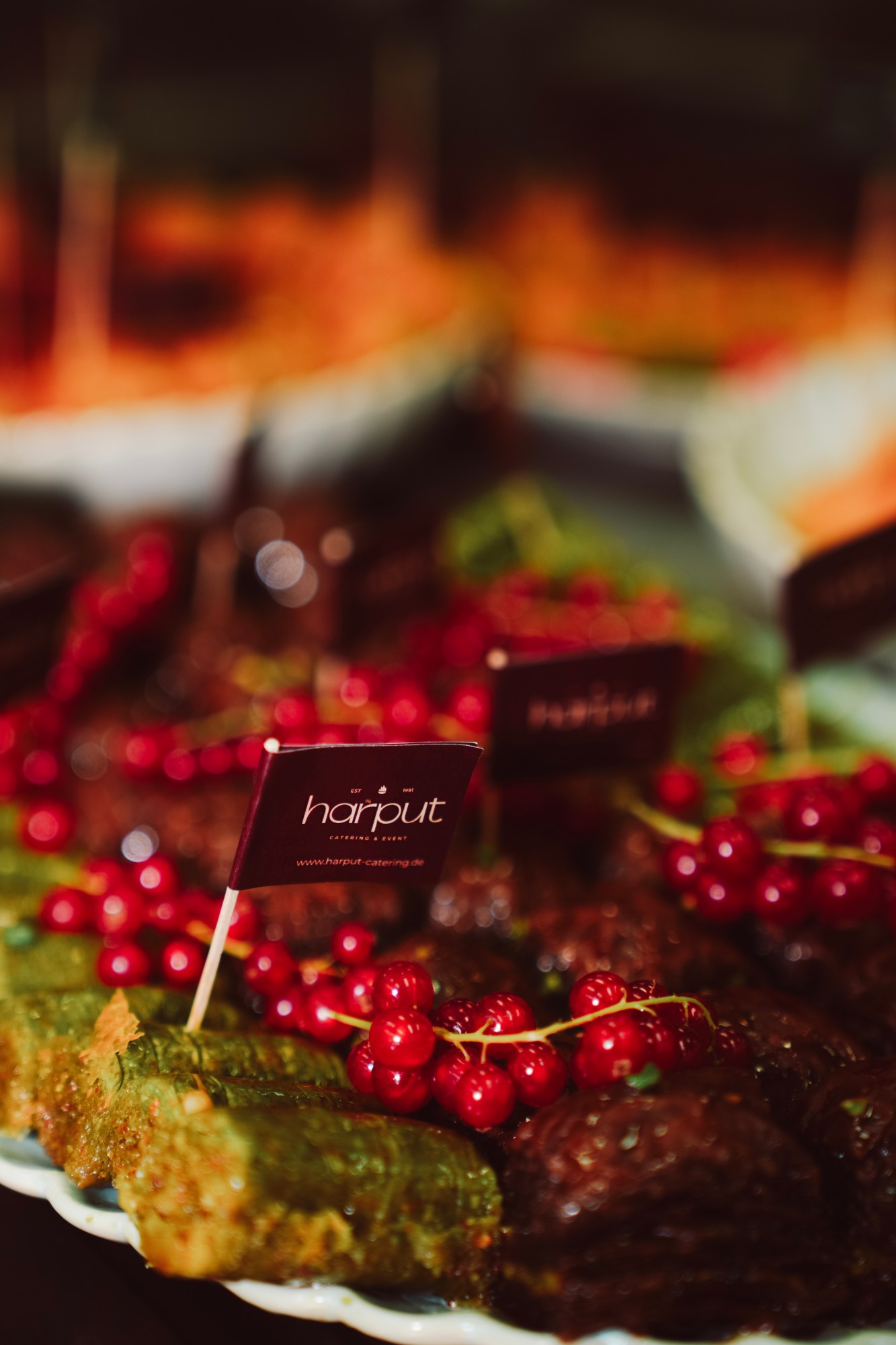 Dessert-Buffet mit Harput-Fähnchen auf einem Catering-Event
