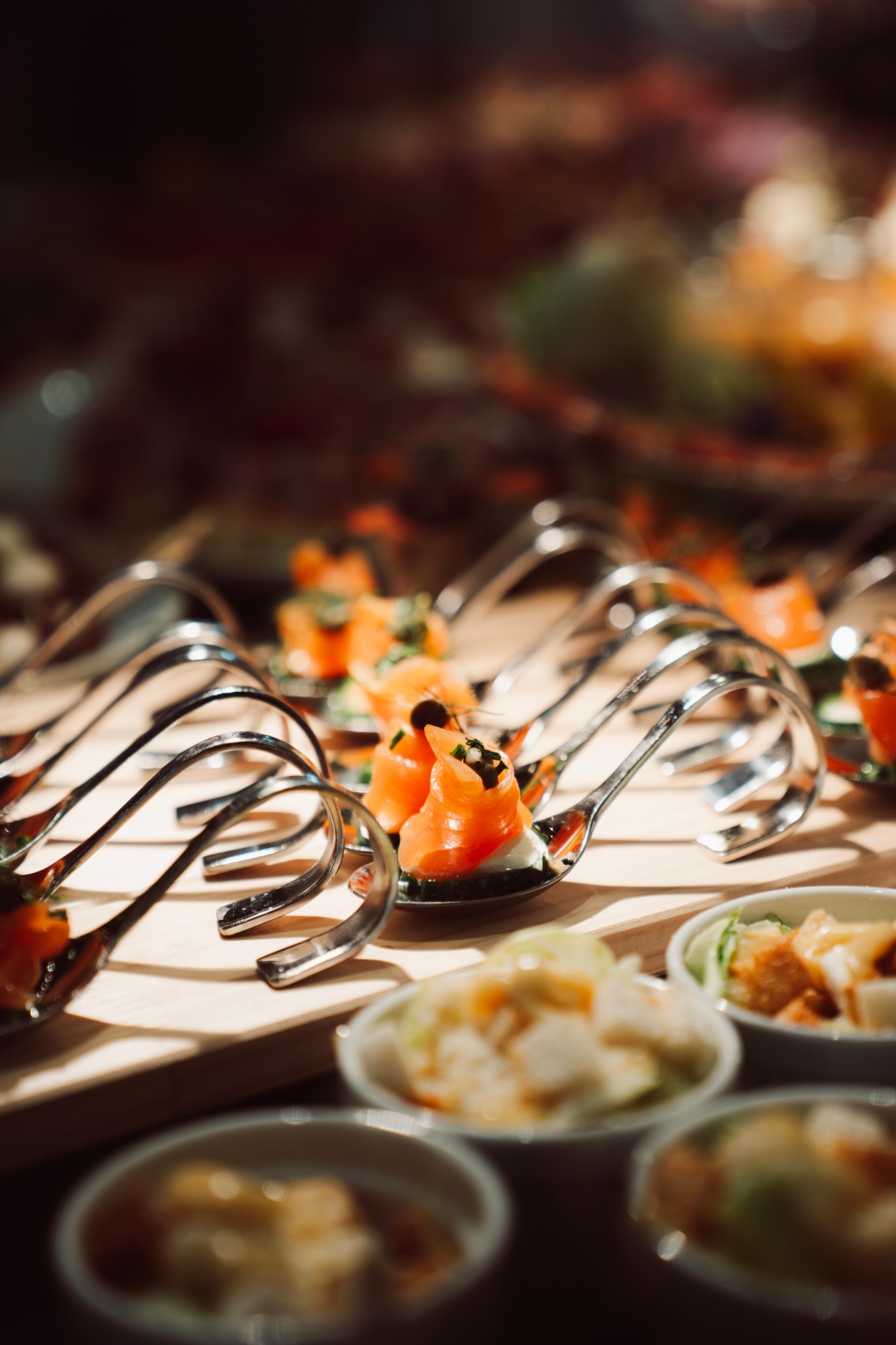 Lachs-Fingerfood auf Löffeln beim Harput-Catering
